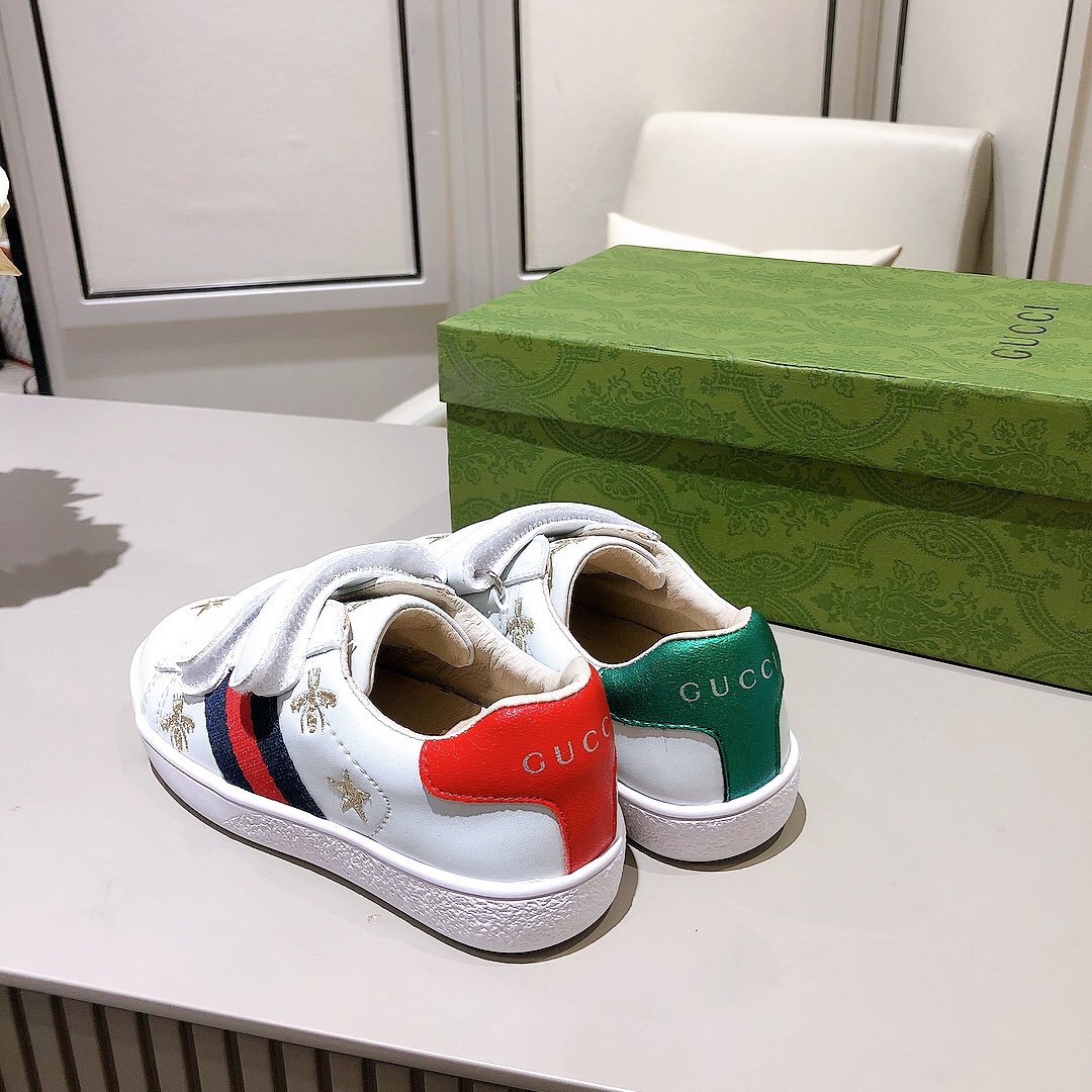 Children's shoes child